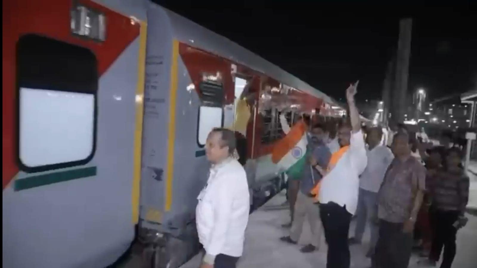 West Bengal Assembly Elections 2026: सूरत से स्पेशल ट्रेन को रवाना करते हुए