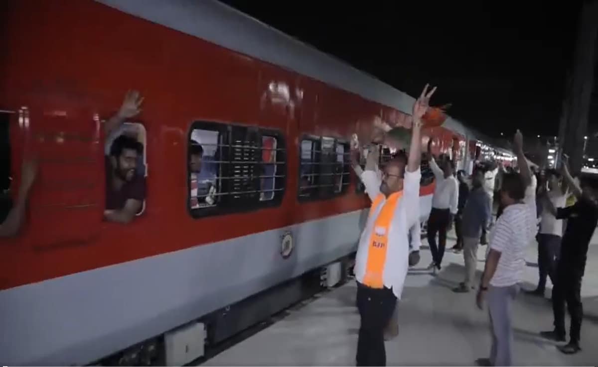 सूरत से चली स्पेशल ट्रेन; बंगाल विधानसभा चुनाव में प्रवासी वोटरों पर BJP का दांव, क्या TMC को देगा चुनौती?