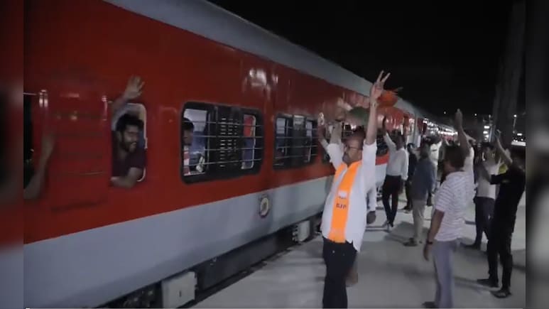 सूरत से चली स्पेशल ट्रेन; बंगाल विधानसभा चुनाव में प्रवासी वोटरों पर BJP का दांव, क्या TMC को देगा चुनौती?
