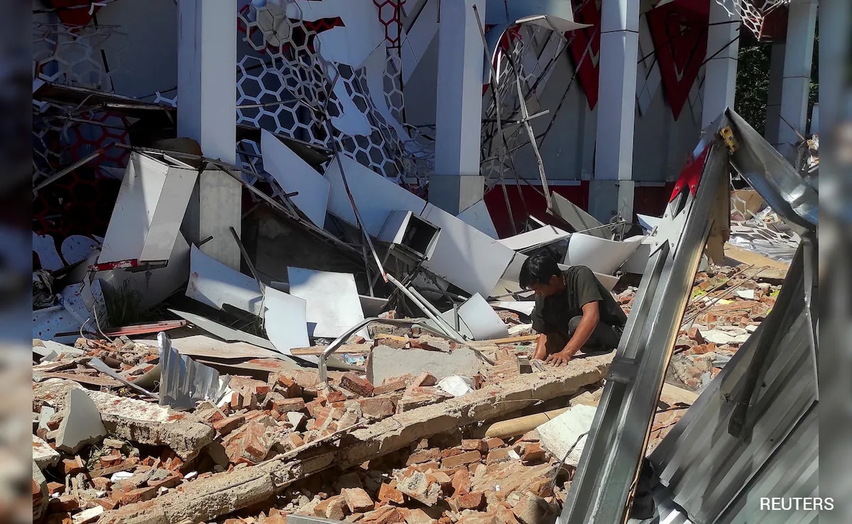 1 Dead As Building Collapses After 7.4 Earthquake Hits Indonesia