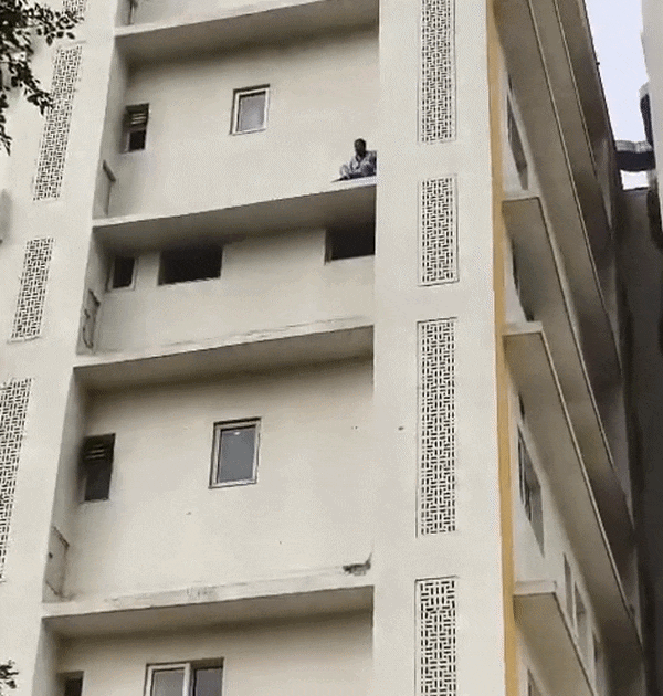 दिल्ली के अस्पताल में 5वीं मंजिल पर बालकनी की मुंडेर पर चढ़ा मरीज, दे रहा कूदने की धमकी