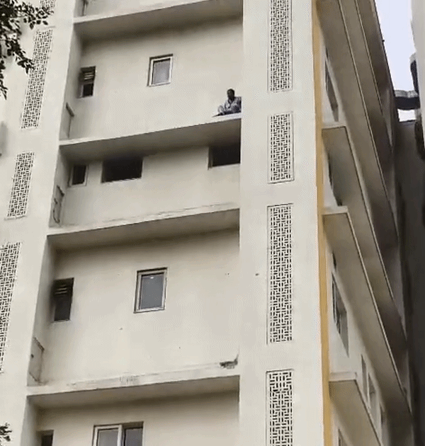 दिल्ली के अस्पताल में 5वीं मंजिल पर बालकनी की मुंडेर पर चढ़ा मरीज, दे रहा कूदने की धमकी
