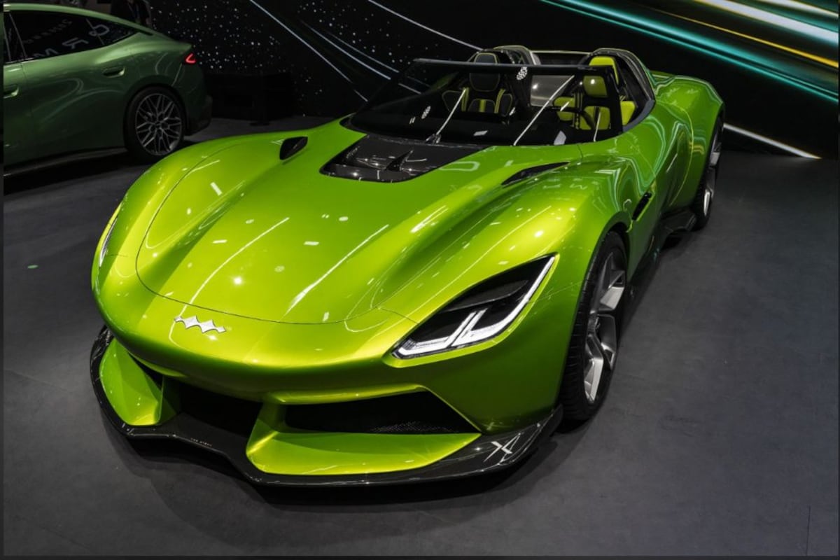 Chinese Automakers Showcase Advanced AI and Projection Technologies at Beijing Auto Show 2026