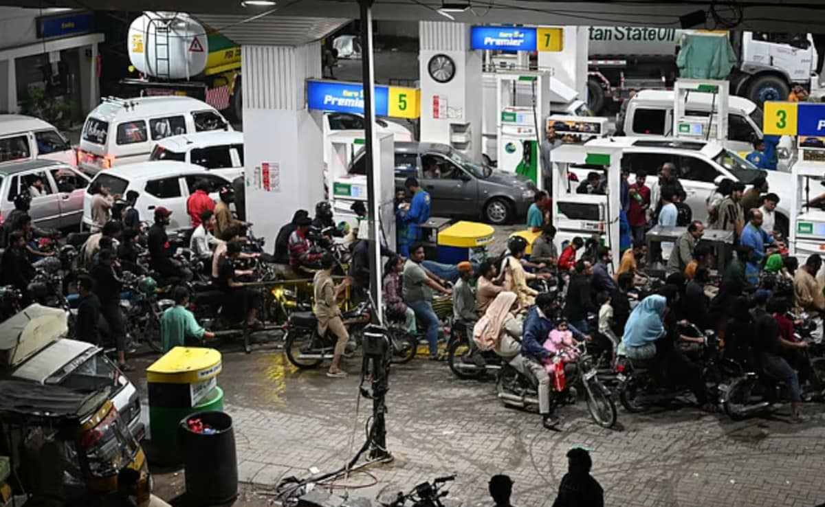 पाकिस्तान में पेट्रोल पंप पर लगी भीड़