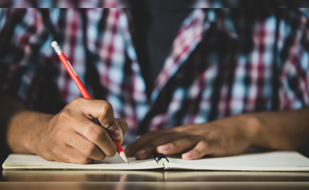 BPSC AEDO परीक्षा में ब्लूटूथ से मिल रहे थे हर सवाल के जवाब, सॉल्वर गैंग ने 20 लाख में की थी डील