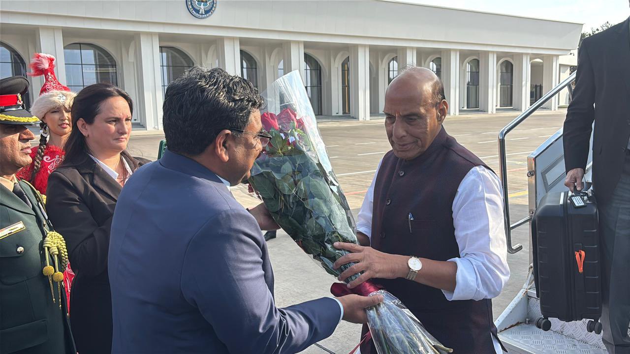 बिश्केक में SCO रक्षा मंत्रियों की बैठक, राजनाथ सिंह शिरकत के लिए पहुंचे