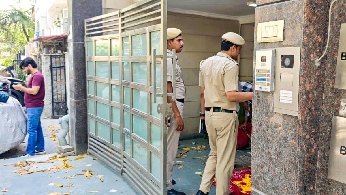 दक्षिण दिल्ली के अमर कॉलोनी इलाके में IRS अफसर की बेटी की हत्या के बाद मौजूद पुलिस के जवान