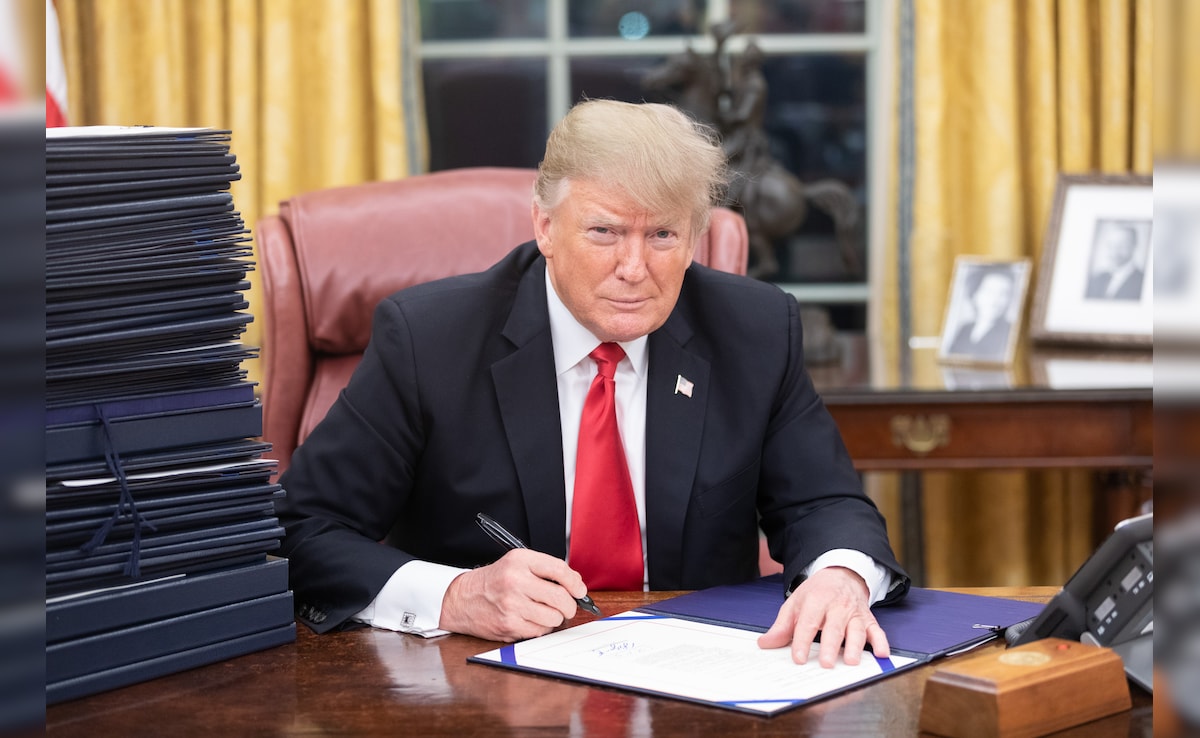 US Judge Tosses Trump's $20-Billion Defamation Suit WSJ Over 'Epstein Birthday Letter' Coverage