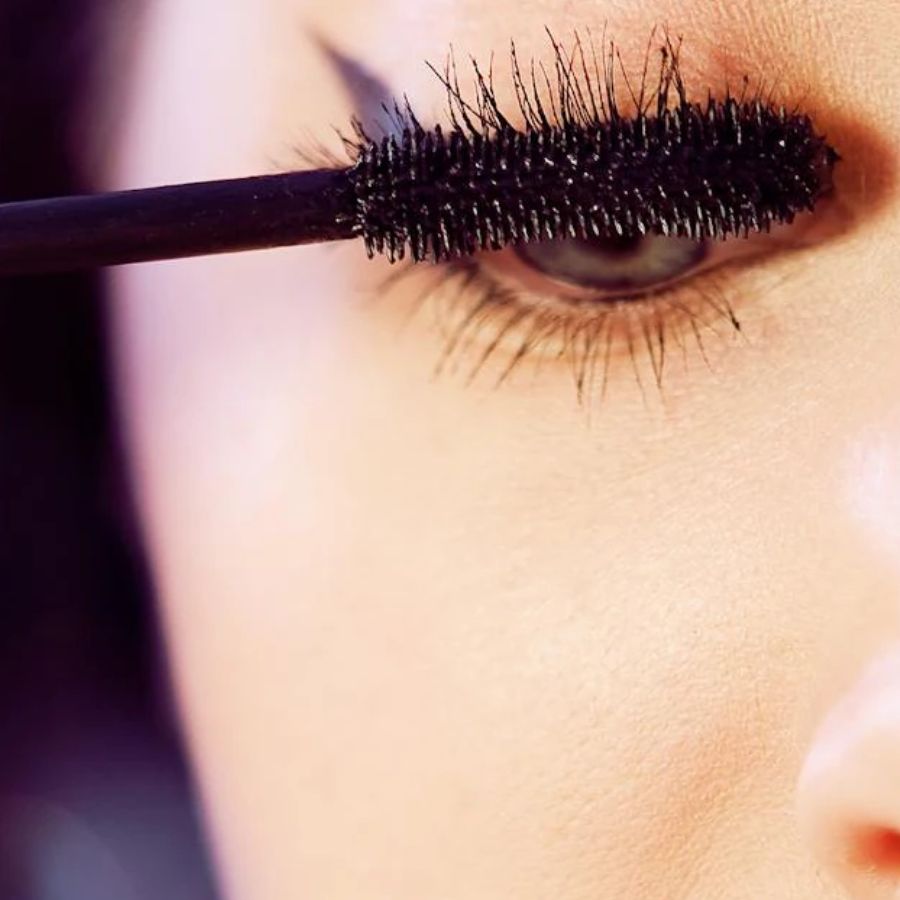 How To Choose The Right Mascara For Your Lashes And Lifestyle