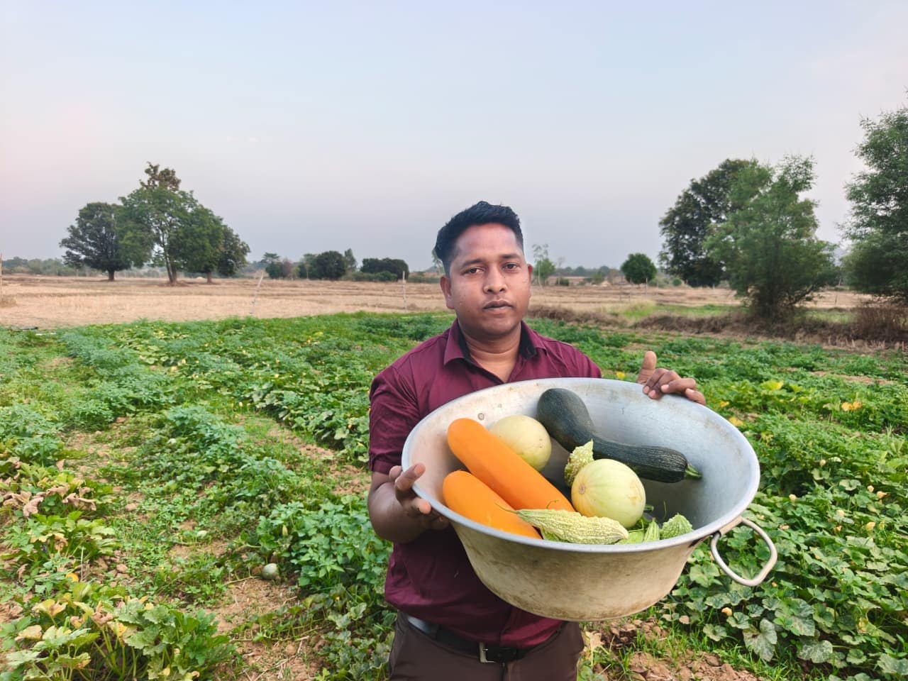 Unique Farming: कोरिया का प्रगतिशील किसान भरत अपने खेत में