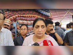 बारामती में प्रचार का आखिरी दिन : मंच पर भावुक हुईं सुनेत्रा पवार, समर्थन में मंच पर पहुंची सुप्रिया सुले