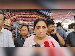 बारामती में प्रचार का आखिरी दिन : मंच पर भावुक हुईं सुनेत्रा पवार, समर्थन में मंच पर पहुंची सुप्रिया सुले