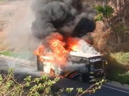 Rajasthan: हाईवे पर अचानक धूं-धूं कर जलने लगी बस, जलती बस से ड्राइवर ने कूद कर बचाई जान