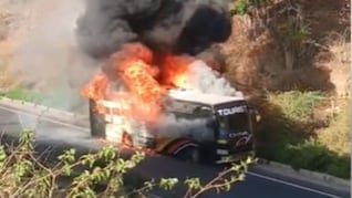 Rajasthan: हाईवे पर अचानक धूं-धूं कर जलने लगी बस, जलती बस से ड्राइवर ने कूद कर बचाई जान