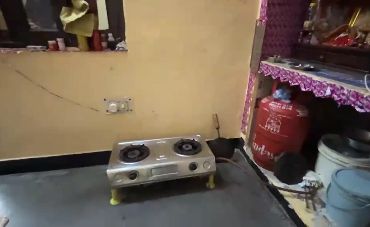 गीता के घर की रसोई. 