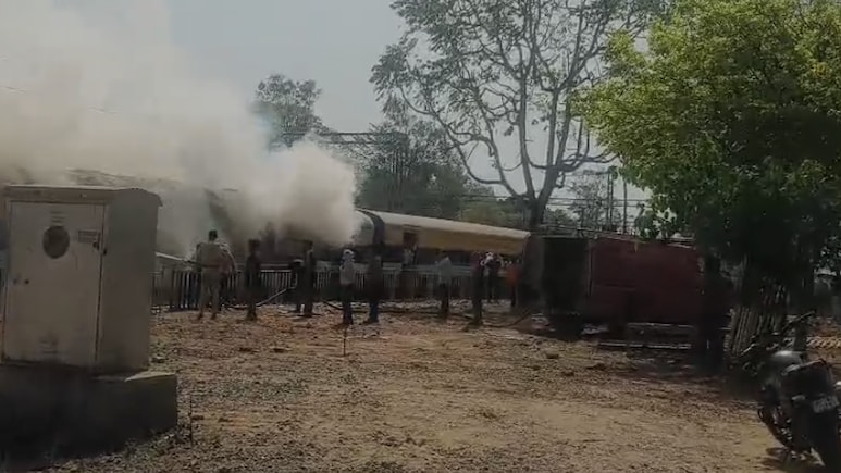 शहडोल में बड़ा हादसा टला: रेलवे ट्रैक मशीन की बोगी में लगी आग, समय रहते पाया काबू