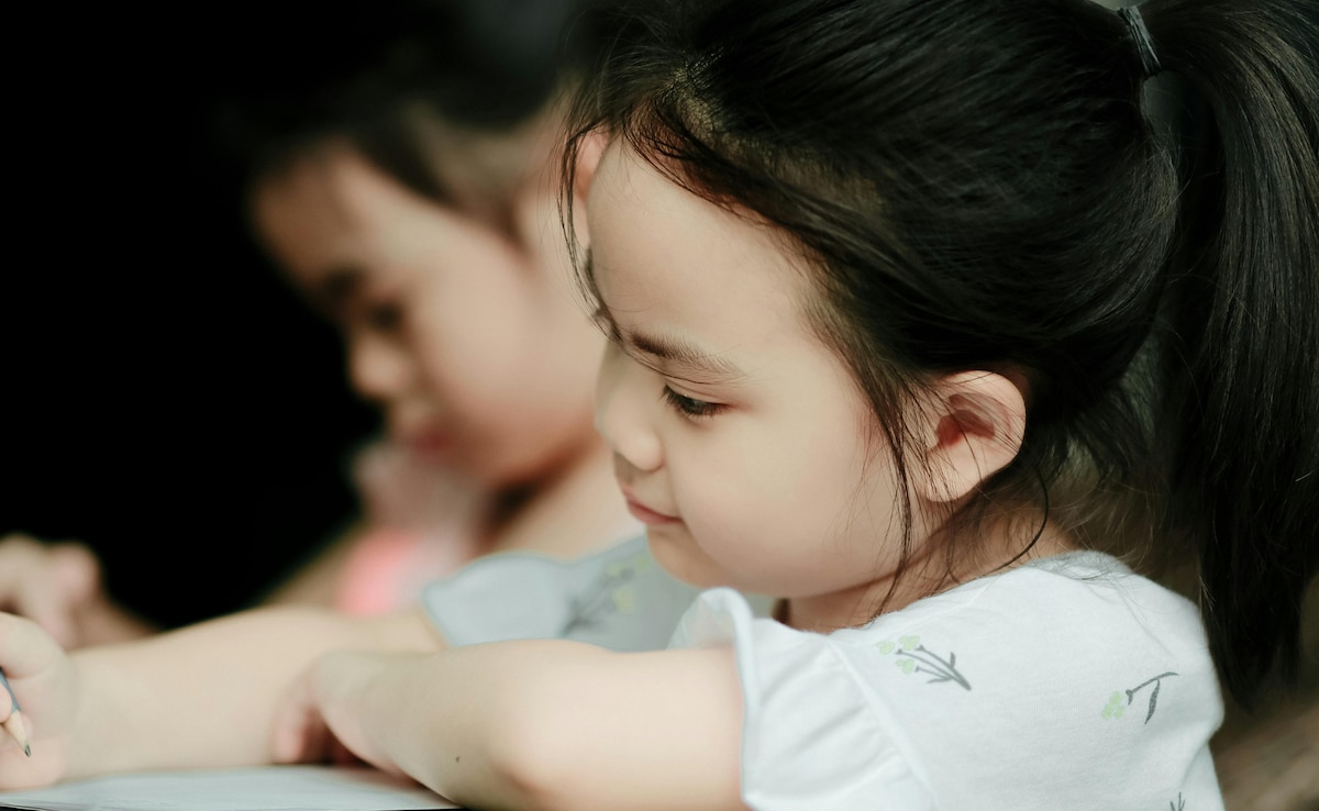 बच्‍चे की हैंडराइटिंग सुधारने के टिप्‍स, मोतियों सी हो जाएगी राइटिंग