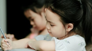 बच्&zwj;चे की हैंडराइटिंग सुधारने के टिप्&zwj;स, मोतियों सी हो जाएगी राइटिंग