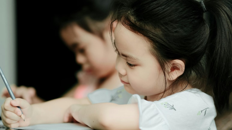 बच्&zwj;चे की हैंडराइटिंग सुधारने के टिप्&zwj;स, मोतियों सी हो जाएगी राइटिंग