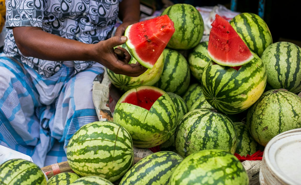 संभलकर! कहीं आप भी तो नहीं खा रहे 'जहरीला' तरबूज? झाग देखते ही रह जाएंगे दंग