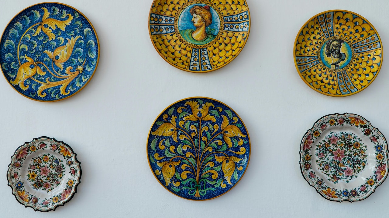 5 Aesthetic Wall Plates and Trays for Kitchen Decor