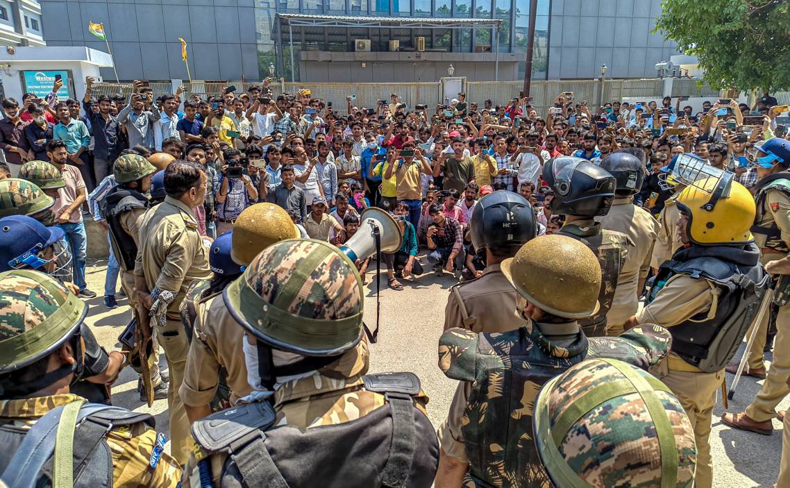 नोएडा मजदूर आंदोलन के बाद श्रम विभाग का एक्शन, 43 ठेकेदारों को नोटिस, 10 का लाइसेंस रद्द