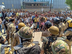 नोएडा मजदूर आंदोलन के बाद श्रम विभाग का एक्शन, 43 ठेकेदारों को नोटिस, 10 का लाइसेंस रद्द