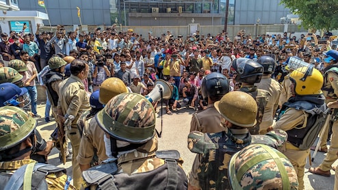 नोएडा मजदूर आंदोलन के बाद श्रम विभाग का एक्शन, 43 ठेकेदारों को नोटिस, 10 का लाइसेंस रद्द