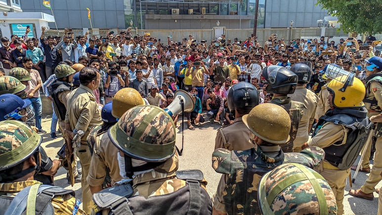 नोएडा मजदूर आंदोलन के बाद श्रम विभाग का एक्शन, 43 ठेकेदारों को नोटिस, 10 का लाइसेंस रद्द