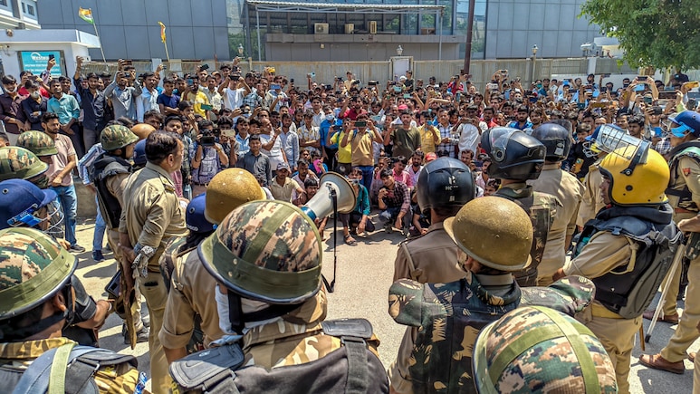 नोएडा हिंसा मामले में 'बाहरी' भीड़ का खुलासा, 66 आरोपियों में 45 मजदूर नहीं