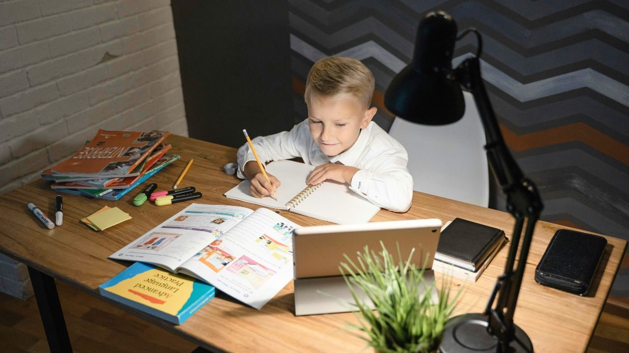 बच्चों की पढ़ाई के लिए मज़बूत Foldable Study Tables की डील्स, कीमत में कम और छोटी जगह के लिए बेस्ट सोल्यूशन