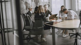 ऑफिस मीटिंग के नाम से ही हो जाते हैं नर्वस, तो अपनाकर देखें ये टिप्&zwj;स, छा जाएंगे