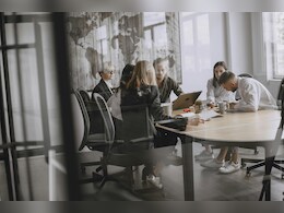 ऑफिस मीटिंग के नाम से ही हो जाते हैं नर्वस, तो अपनाकर देखें ये टिप्&zwj;स, छा जाएंगे