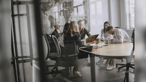 ऑफिस मीटिंग के नाम से ही हो जाते हैं नर्वस, तो अपनाकर देखें ये टिप्&zwj;स, छा जाएंगे