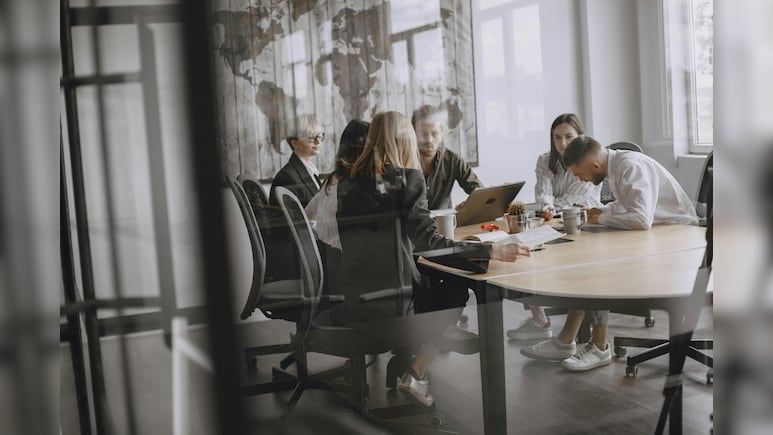 ऑफिस मीटिंग के नाम से ही हो जाते हैं नर्वस, तो अपनाकर देखें ये टिप्&zwj;स, छा जाएंगे