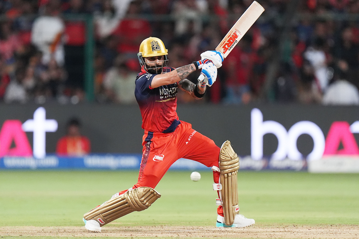 DC vs RCB LIVE Score, IPL 2026: 6,6,0,W...बेंगलुरु को पहला झटका, कोहली 9 हजारी बनने की कगार पर