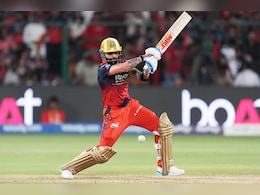 DC vs RCB LIVE Score, IPL 2026: 6,6,0,W...बेंगलुरु को पहला झटका, कोहली 9 हजारी बनने की कगार पर