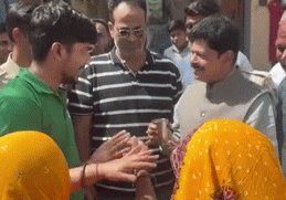 महिला ने घर में आ रहे गंदे पानी को गिलास में भरकर विधायक को थमाया, कहा- पीयो इसे; MLA ने सूंघकर किया वापस