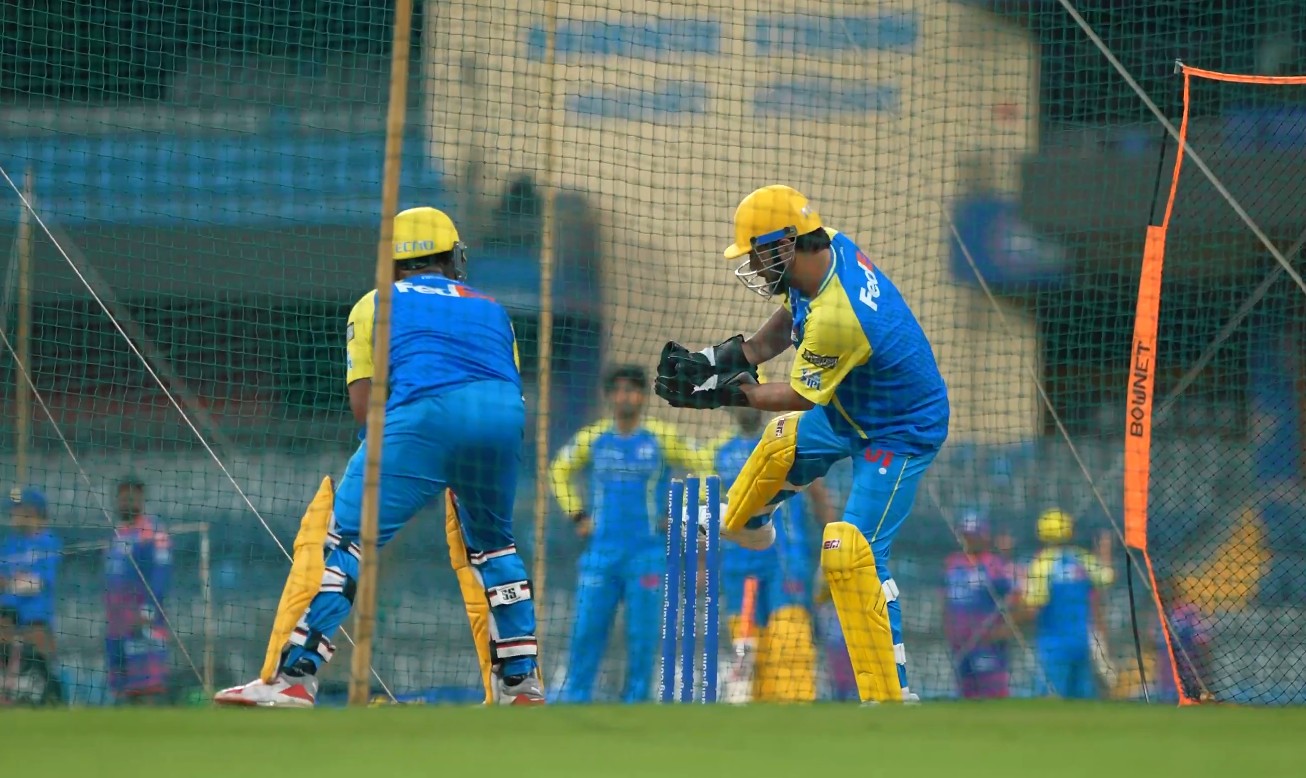 धोनी पुराने रंग में दिखे, ताबड़तोड़ हेलीकॉप्टर शॉट्स और पहली बार नेट्स पर विकेटकीपिंग- VIDEO