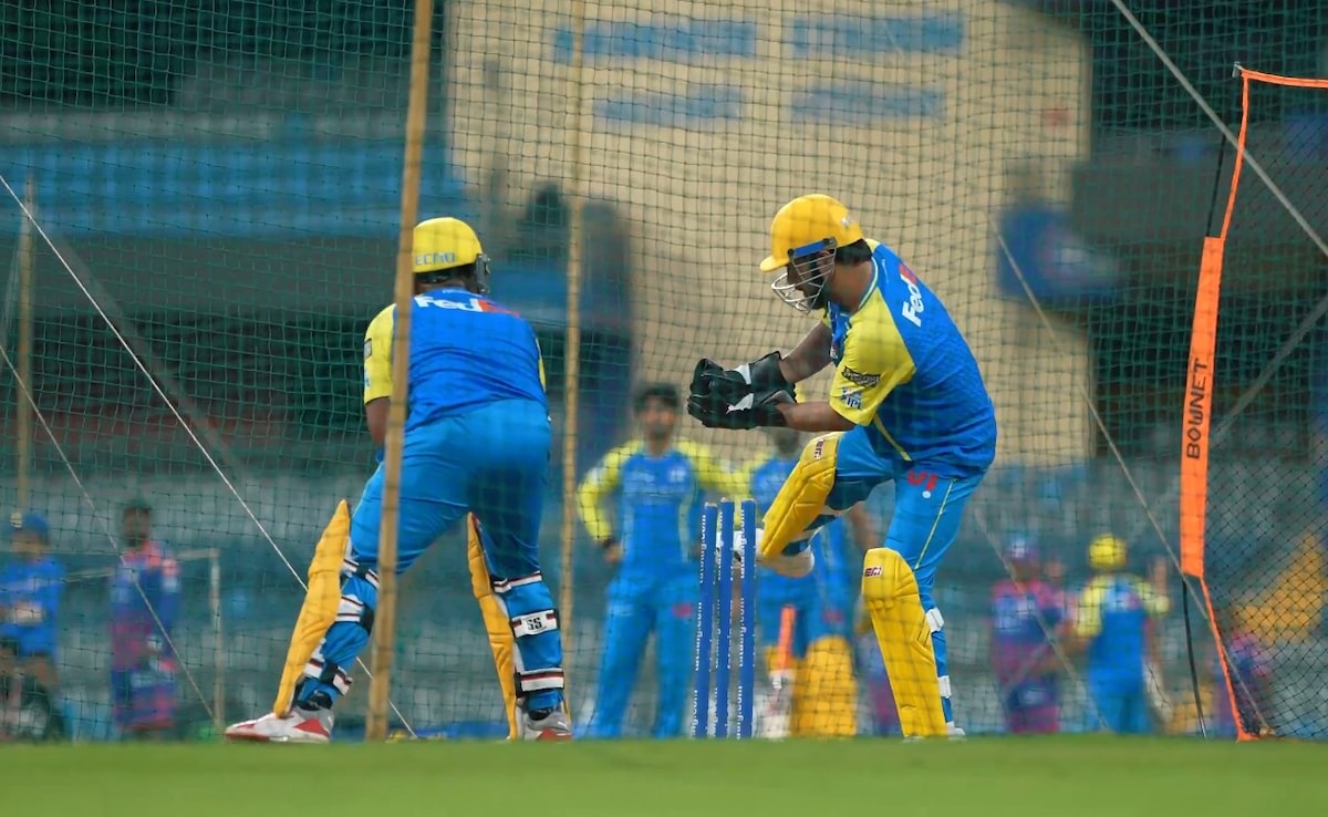 धोनी पुराने रंग में दिखे, ताबड़तोड़ हेलीकॉप्टर शॉट्स और पहली बार नेट्स पर विकेटकीपिंग- VIDEO