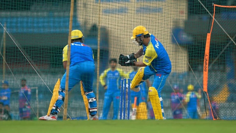 धोनी पुराने रंग में दिखे, ताबड़तोड़ हेलीकॉप्टर शॉट्स और पहली बार नेट्स पर विकेटकीपिंग- VIDEO