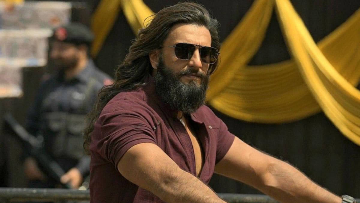 When he blends into Rahman Dakaits gang (played by Akshaye Khanna), his sleeves are rolled up, drawing attention to his biceps, which were a quiet display of his beast-like persona. Photo: IMDb