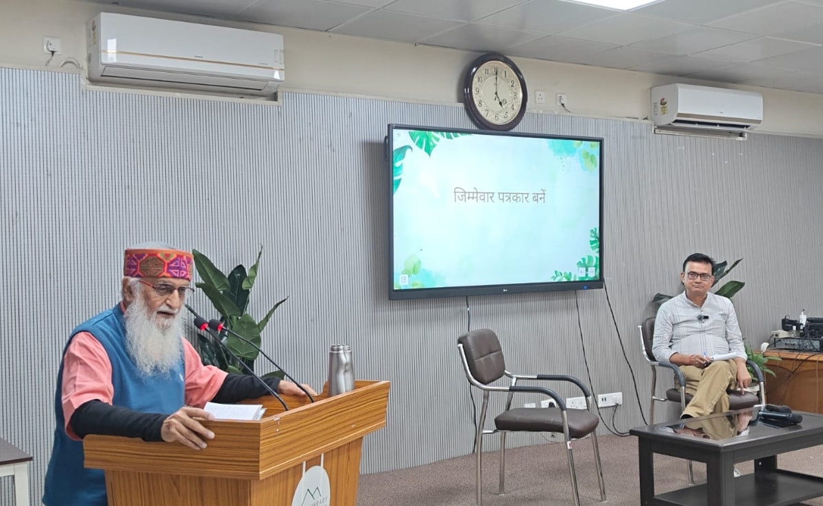 देहरादून के दून पुस्तकालय और शोध केंद्र में खबरपात में अपनी बात रखते वक्ता.