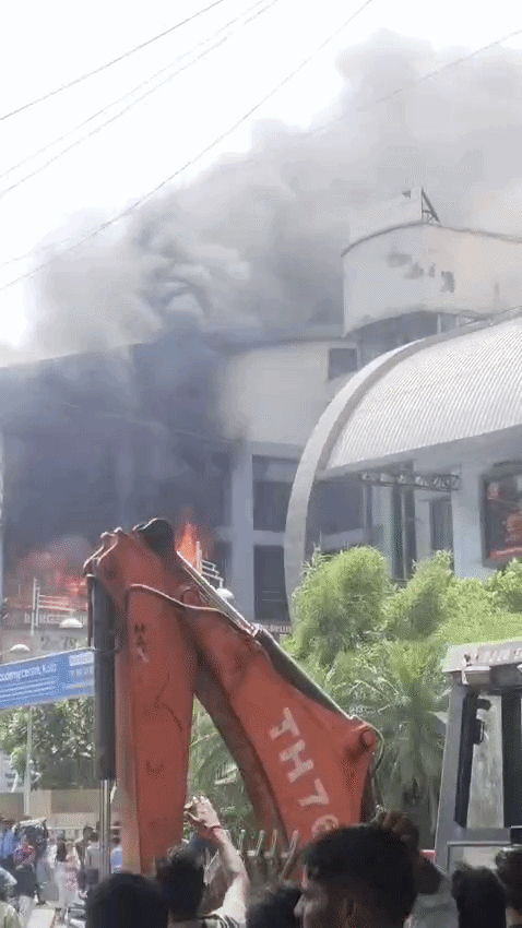 कोटा के स&zwj;िटी मॉल में लगी भीषण आग, पहुंची फायर ब्रिगेड की गाड़&zwj;ियां