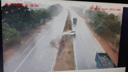 डिवाइडर से टकराई, फिर ट्रक से टक्कर खाकर सड़क से नीचे जा गिरी, कार हादसे का ये वीडियो डरा देगा