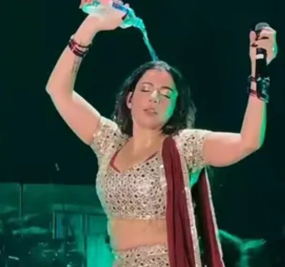 धुरंधर सिंगर की हरकत पर नाराज फैन, पहले पकड़ी गई चोरी फिर बीच परफॉर्मेंस खुद पर डाला पानी, दिखाने लगी एटिट्यूड