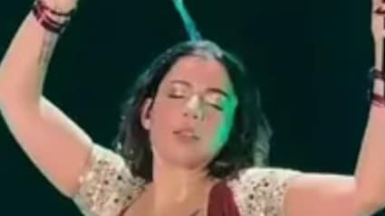 धुरंधर सिंगर की हरकत पर नाराज फैन, पहले पकड़ी गई चोरी फिर बीच परफॉर्मेंस खुद पर डाला पानी, दिखाने लगी एटिट्यूड