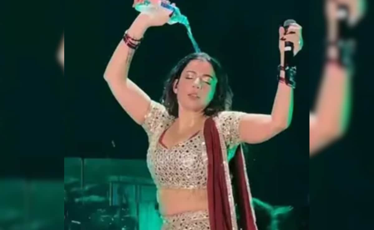 धुरंधर सिंगर की हरकत पर नाराज फैन, पहले पकड़ी गई चोरी फिर बीच परफॉर्मेंस खुद पर डाला पानी, दिखाने लगी एटिट्यूड