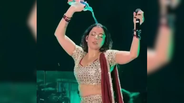 धुरंधर सिंगर की हरकत पर नाराज फैन, पहले पकड़ी गई चोरी फिर बीच परफॉर्मेंस खुद पर डाला पानी, दिखाने लगी एटिट्यूड