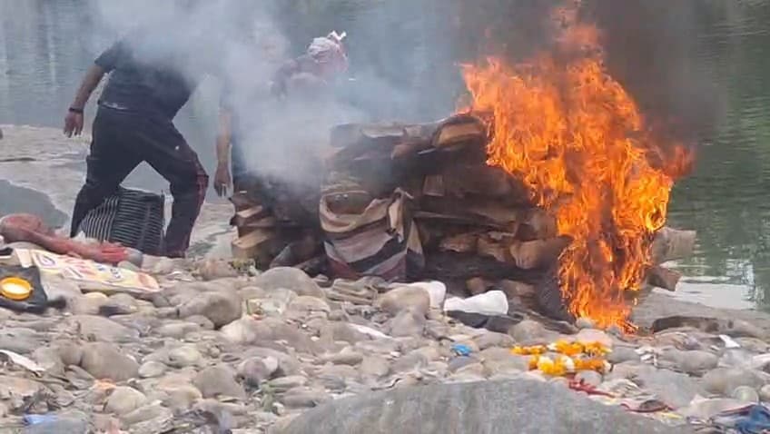 Uttarakhand shrinagar garhwal cremation tragedy wet wood diesel tyres used 